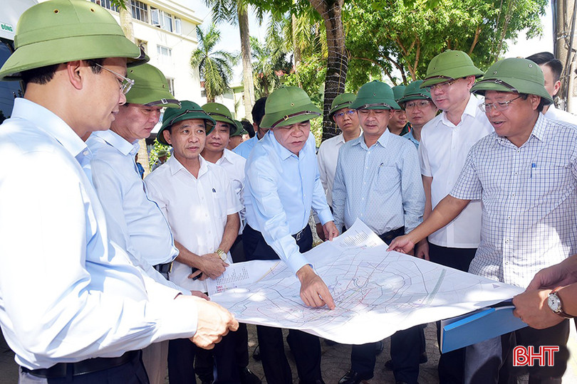 Phó Bí thư Thường trực Tỉnh ủy Trần Thế Dũng, Chủ tịch UBND tỉnh Võ Trọng Hải và các đồng chí lãnh đạo tỉnh kiểm tra một số dự án trọng điểm trên địa bàn thành phố vào ngày 4/6. bqbht_br_5-5243.jpg