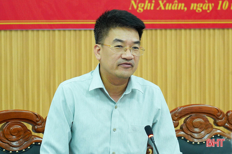 Chủ tịch UBND huyện Nghi Xuân Lê Anh Dũng: Các ngành chuyên môn cùng địa phương cần huy động các nguồn lực tập trung xây dựng NTM, đồng thời làm tốt công tác tích tụ ruộng đất và đẩy nhanh tiến độ các dự án trọng điểm trên địa bàn. z5334823693712_b644417bf8f9fe555d37fbbe36017ac8.jpg