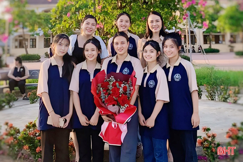 Phương Vy (hàng đầu, thứ 2 từ phải sang) là niềm tự hào của thầy cô, bạn bè tại Trường THCS Thắng Tượng. z5548447393109_67d275411cac5159e7efb1b647a51e89.jpg