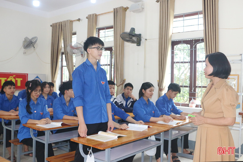 Trên lớp, Viết Mạnh luôn tích cực học tập, lĩnh hội kiến thức từ giáo viên. z5286660299038_075d0fc0eda52c6b4e79c1037264eba1.jpg