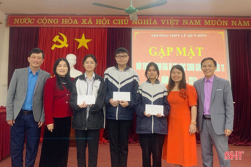 Đại diện Ban Giám hiệu và thầy cô giáo Trường THPT Lê Quý Đôn trao quà động viên đội tuyển Lịch sử 11 trước Kỳ thi học sinh giỏi tỉnh. z5286304924362_171e96a236f8f223bfa9e1f17e4056b8.jpg