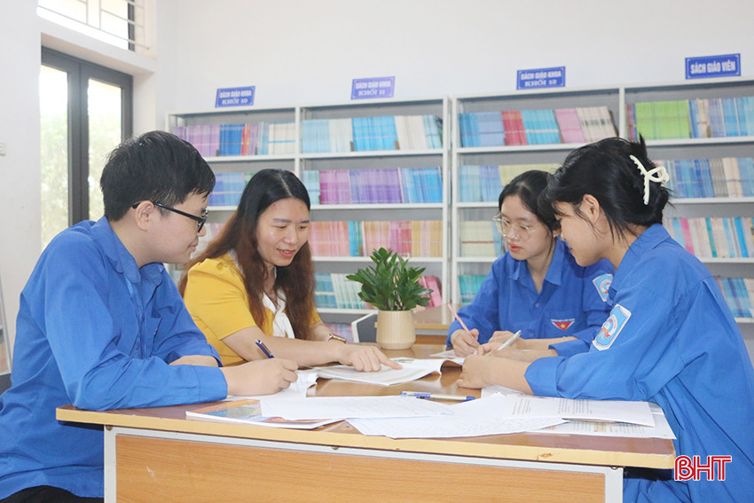 Sự nỗ lực của cô và trò đội tuyển học sinh giỏi Lịch sử lớp 11 đã có kết quả xứng đáng. z5286776145377_89dbdf4cb9441ce04a0abf06d19158ac.jpg