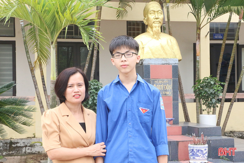 Em Lê Viết Mạnh và cô giáo Trương Thị Thu Hà. z5286660280263_71f55b5d8a6cef6349494f70e662a001.jpg