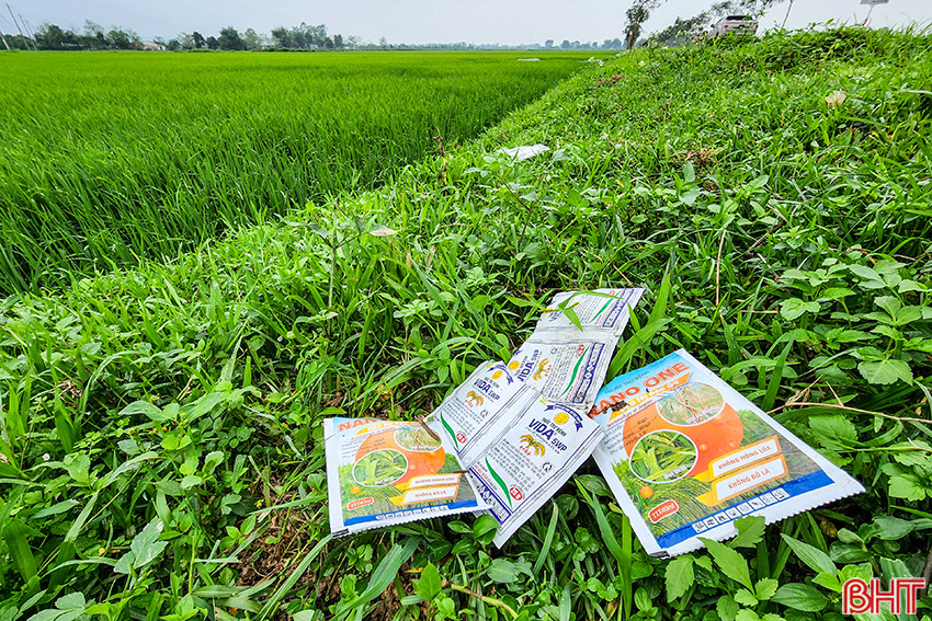 Rất nhiều người vô tư vứt bao bì, vỏ chai thuốc bảo vệ thực vật lại trên chính đồng ruộng của mình.