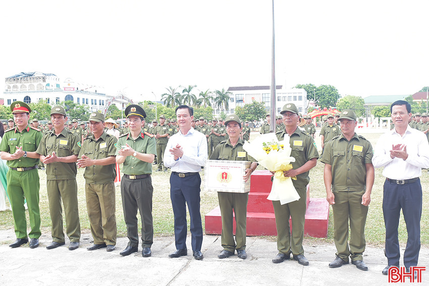 Phó Chủ tịch UBND tỉnh Trần Báu Hà và lãnh đạo Công an tỉnh, TP Hà Tĩnh tặng hoa chúc mừng lực lượng tham gia bảo vệ ANTT ở cơ sở.