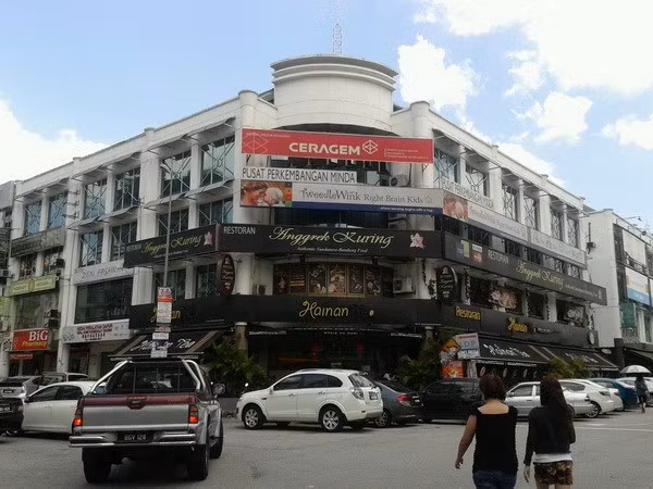 bon phu nu viet nam bi phat vi lam viec trai phep o malaysia