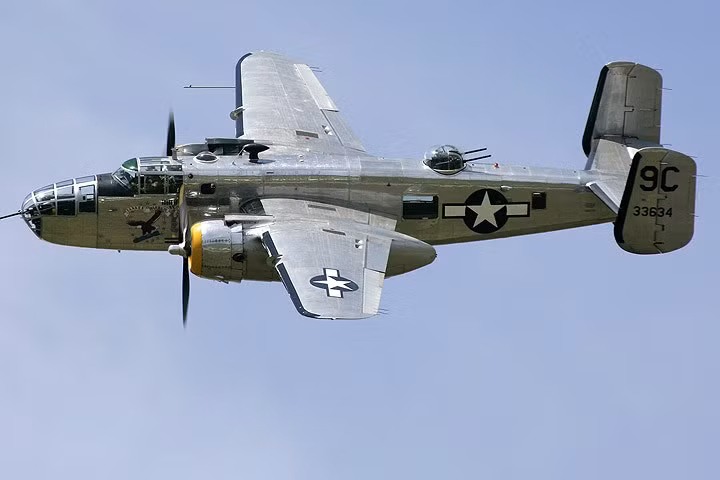 may bay chien binh dai bang cap bom b 25d tung canh day uy luc