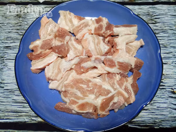 chi voi 20 phut lam ngay mon thit chien sot ca ca nha deu thich