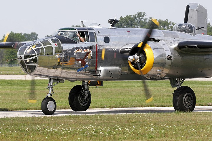 may bay chien binh dai bang cap bom b 25d tung canh day uy luc