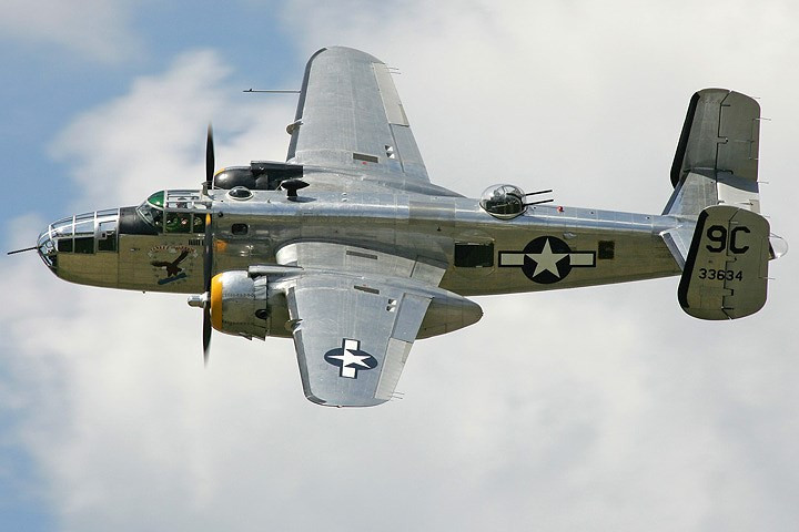 may bay chien binh dai bang cap bom b 25d tung canh day uy luc