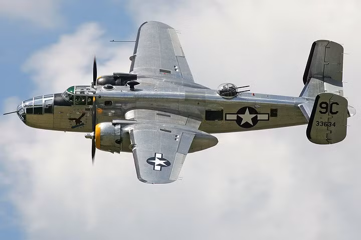 may bay chien binh dai bang cap bom b 25d tung canh day uy luc