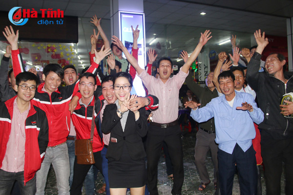 nguoi dan ha tinh ra duong an mung chien thang lich su cua u23 viet nam