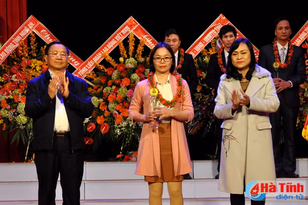 lanh dao ha tinh doi thoai bieu duong nguoi lao dong tieu bieu