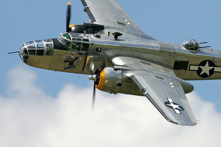 may bay chien binh dai bang cap bom b 25d tung canh day uy luc