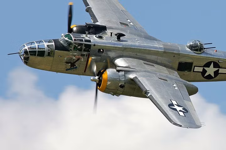 may bay chien binh dai bang cap bom b 25d tung canh day uy luc