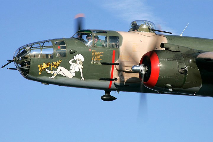 sieu pham oanh tac co bong hong vang b 25 van bay tot sau 80 nam