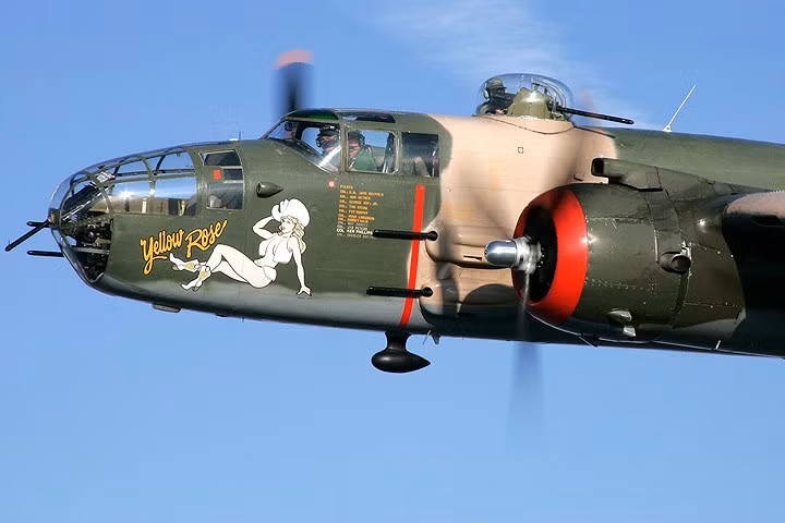 sieu pham oanh tac co bong hong vang b 25 van bay tot sau 80 nam