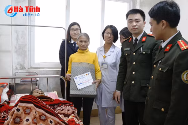 nhieu phan qua y nghia den voi benh nhan ngheo nguoi gia neo don