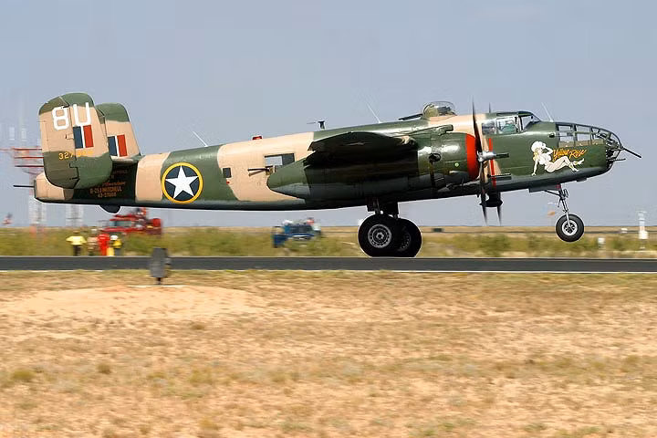 sieu pham oanh tac co bong hong vang b 25 van bay tot sau 80 nam