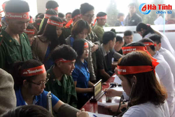 bi thu tinh uy chung vui ngay hoi chu nhat do hien mau cuu nguoi