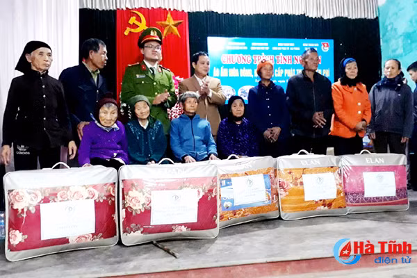 nhieu phan qua y nghia den voi benh nhan ngheo nguoi gia neo don