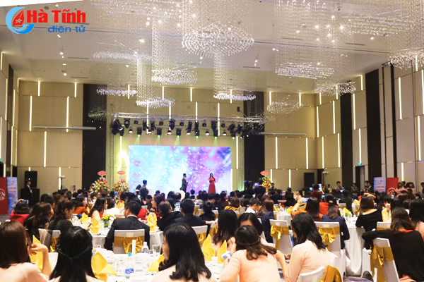 aia ha tinh can moc 82 ty dong doanh thu nam 2017