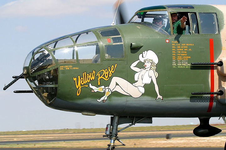 sieu pham oanh tac co bong hong vang b 25 van bay tot sau 80 nam