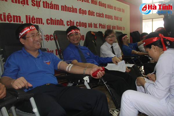 bi thu tinh uy chung vui ngay hoi chu nhat do hien mau cuu nguoi