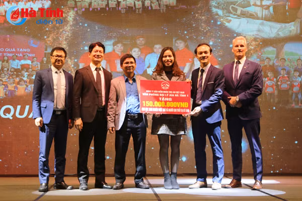 aia ha tinh can moc 82 ty dong doanh thu nam 2017