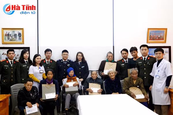 nhieu phan qua y nghia den voi benh nhan ngheo nguoi gia neo don