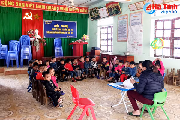 thieu truong lop nhieu hoc sinh vung thuong ky anh phai hoc tai hoi quan nha tam