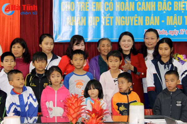 trao 19 suat qua cho tre em kho khan o nghi xuan