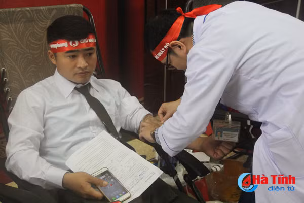 bi thu tinh uy chung vui ngay hoi chu nhat do hien mau cuu nguoi