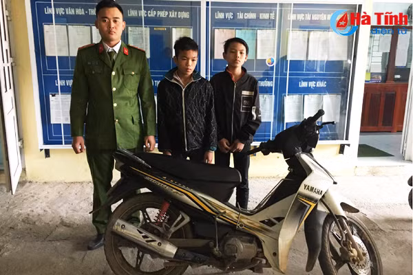 2 nit choai dua xe may vua trom duoc di ban thi bi bat