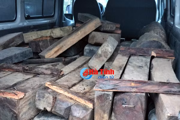 bo xe 12 cho chat day go chay thoat than sau khi bi kiem lam duoi bat