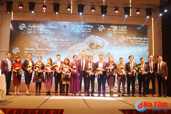 aia ha tinh can moc 82 ty dong doanh thu nam 2017