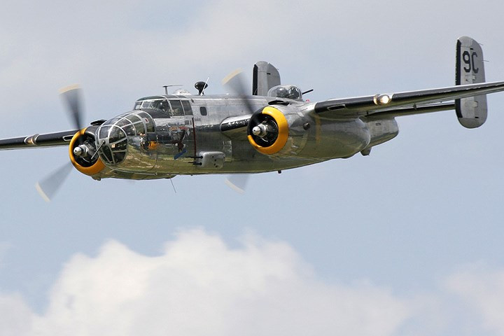 may bay chien binh dai bang cap bom b 25d tung canh day uy luc