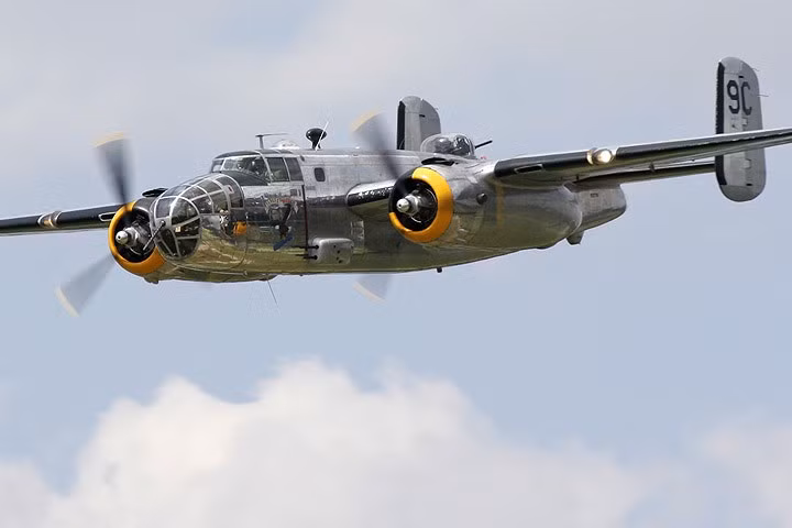 may bay chien binh dai bang cap bom b 25d tung canh day uy luc