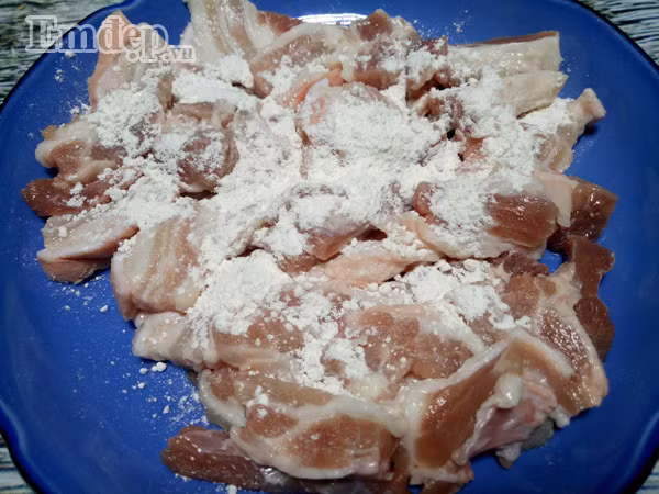 chi voi 20 phut lam ngay mon thit chien sot ca ca nha deu thich