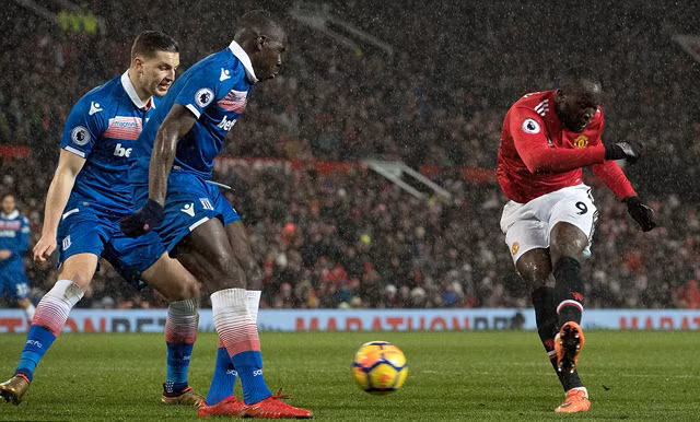 dai thang stoke m u thu hep khoang cach voi man city