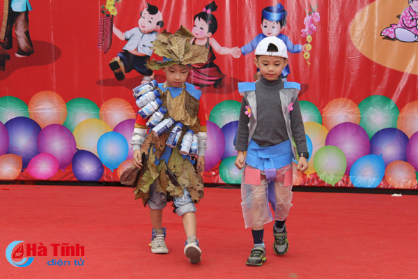 photo doc dao thoi trang tai che do cac mau nhi trinh dien