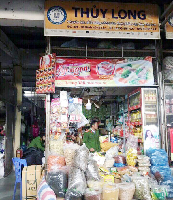 bat 2 doi tuong lam gia mi chinh so luong lon dem ban tai cho ha tinh