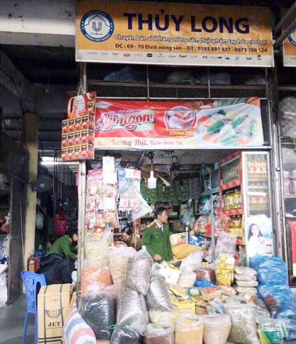 bat 2 doi tuong lam gia mi chinh so luong lon dem ban tai cho ha tinh