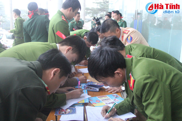 bi thu tinh uy chung vui ngay hoi chu nhat do hien mau cuu nguoi