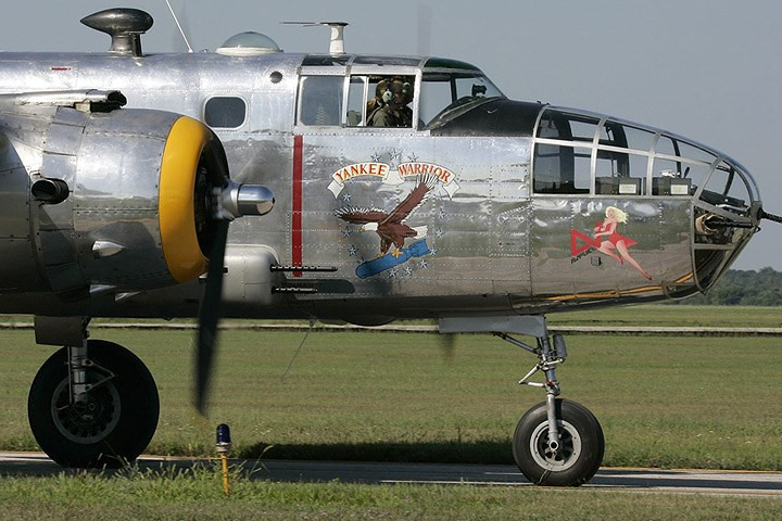 may bay chien binh dai bang cap bom b 25d tung canh day uy luc