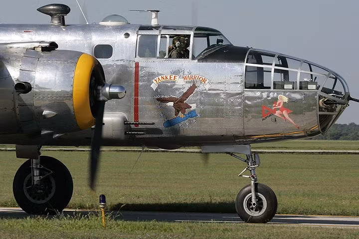 may bay chien binh dai bang cap bom b 25d tung canh day uy luc