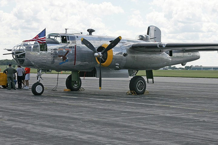 may bay chien binh dai bang cap bom b 25d tung canh day uy luc