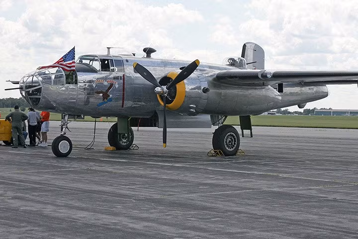 may bay chien binh dai bang cap bom b 25d tung canh day uy luc