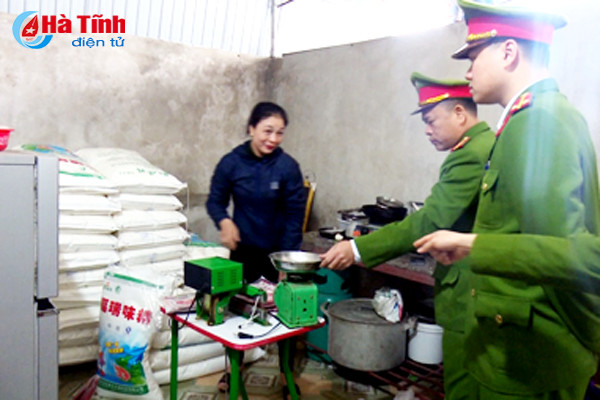 bat 2 doi tuong lam gia mi chinh so luong lon dem ban tai cho ha tinh