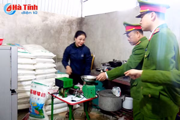 bat 2 doi tuong lam gia mi chinh so luong lon dem ban tai cho ha tinh